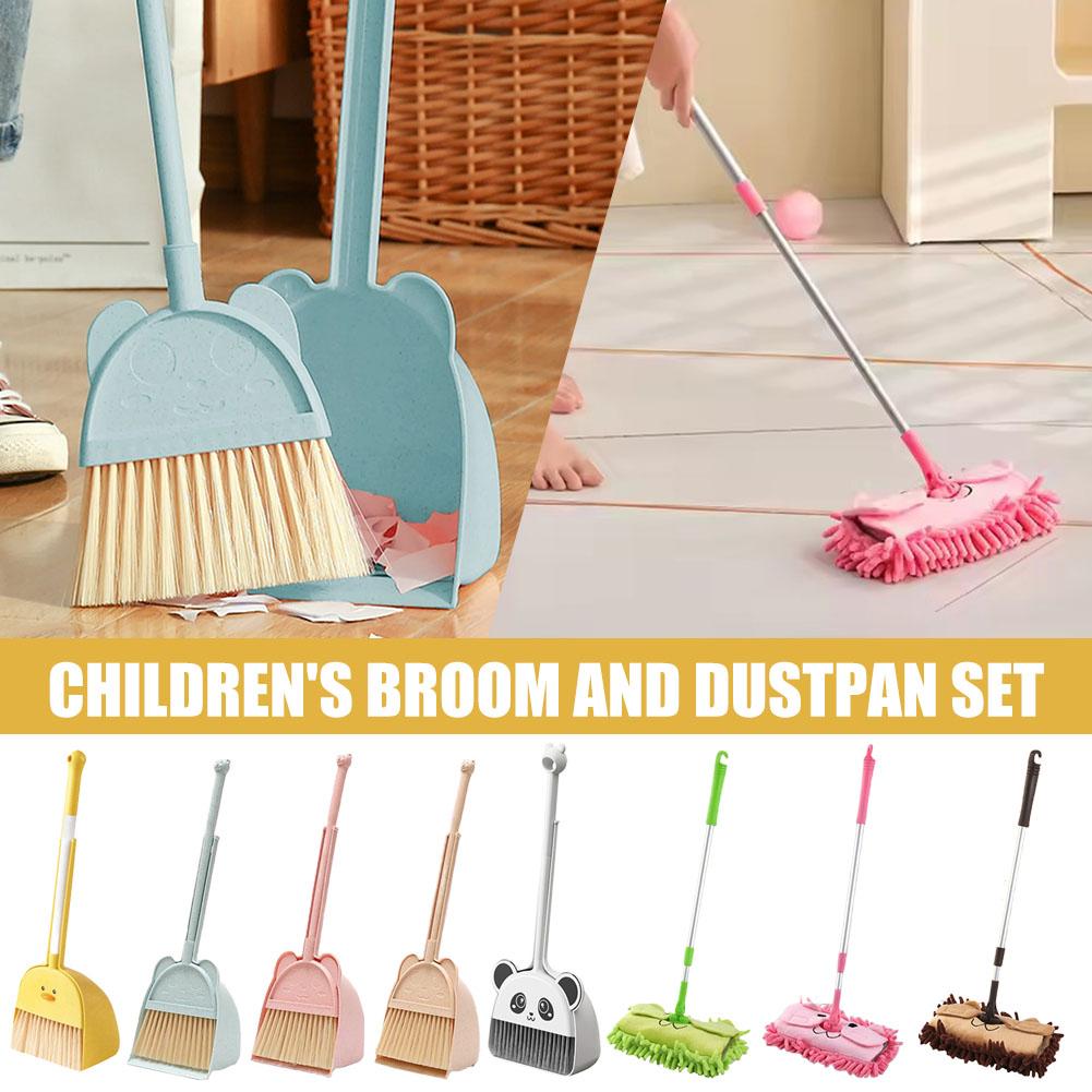 Kids Outdoor Broom - ชุดไม้กวาดและที่โกยผงขนาดเล็กสำหรับเด็ก ลายการ์ตูน ขนแปรงยืดหยุ่น ชุดของเล่นเสริมพัฒนาการสำหรับเด็กเล็ก ใช้ได้ทั้งในบ้านและนอกบ้าน อุปกรณ์กวาดพื้น
