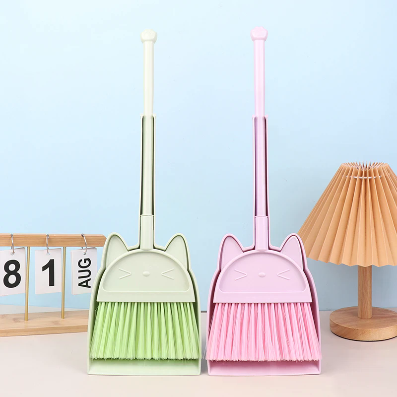 Kids Outdoor Broom - ชุดอุปกรณ์กวาดพื้นสำหรับเด็ก 1 ชุด พร้อมแปรงขนนุ่มแบบการ์ตูน สำหรับเด็กเล็ก เล่นบทบาทสมมติ